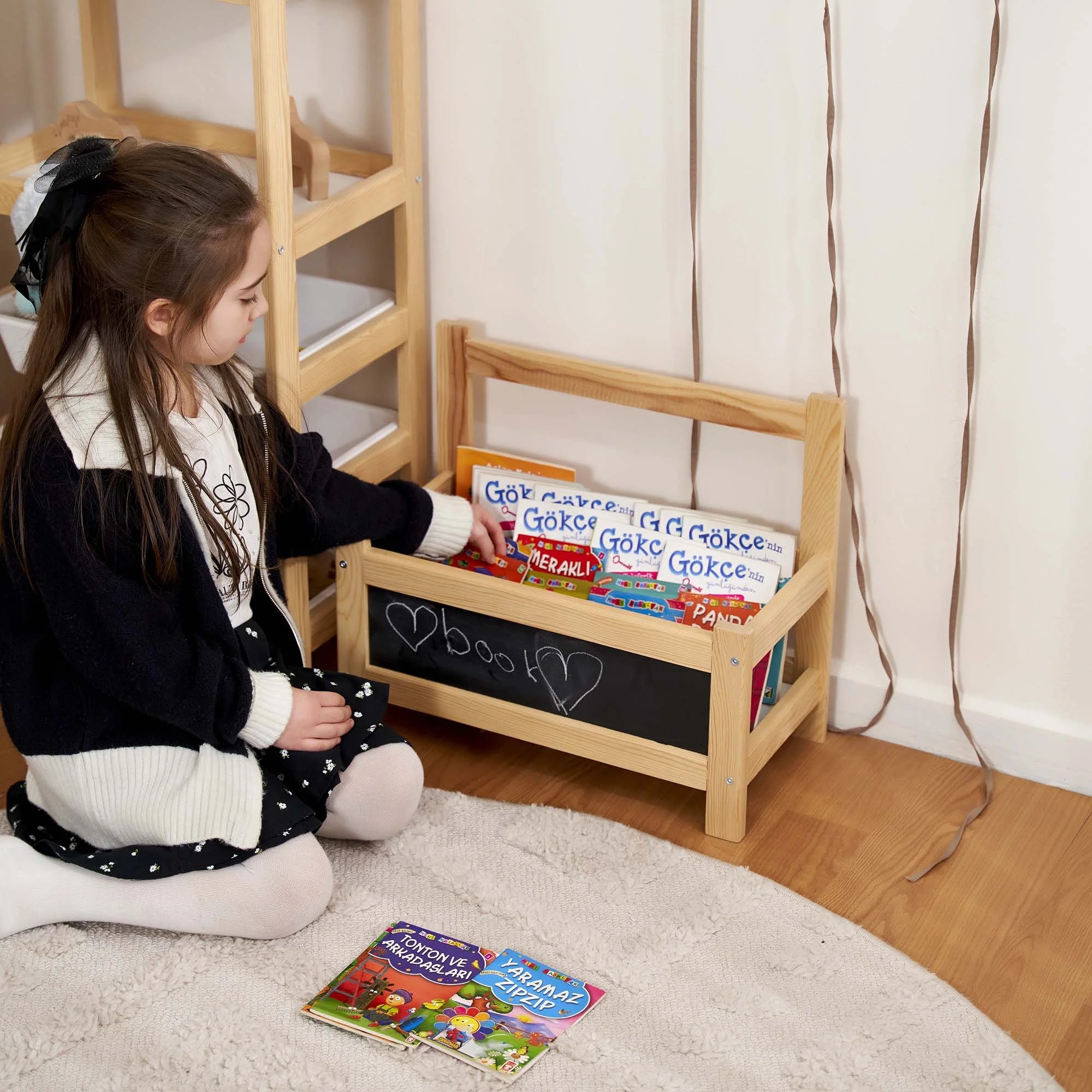 Ahsap-Kara-Tahta-Kitaplik-3.webp