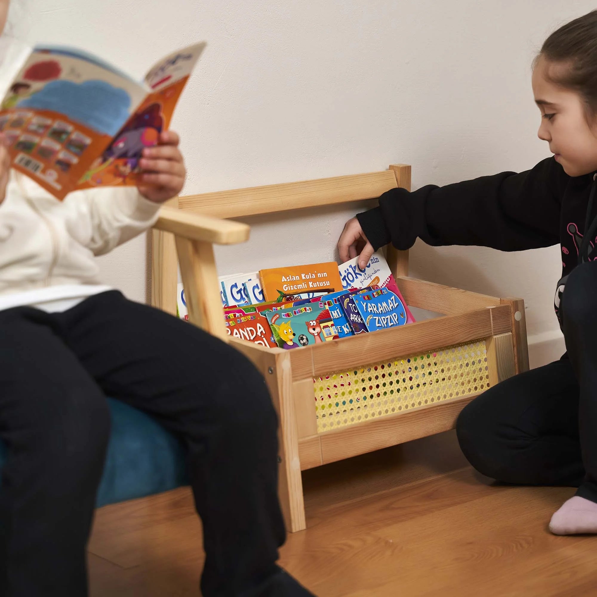 Ahşap Hazeranlı Montessori Yer Kitaplığı