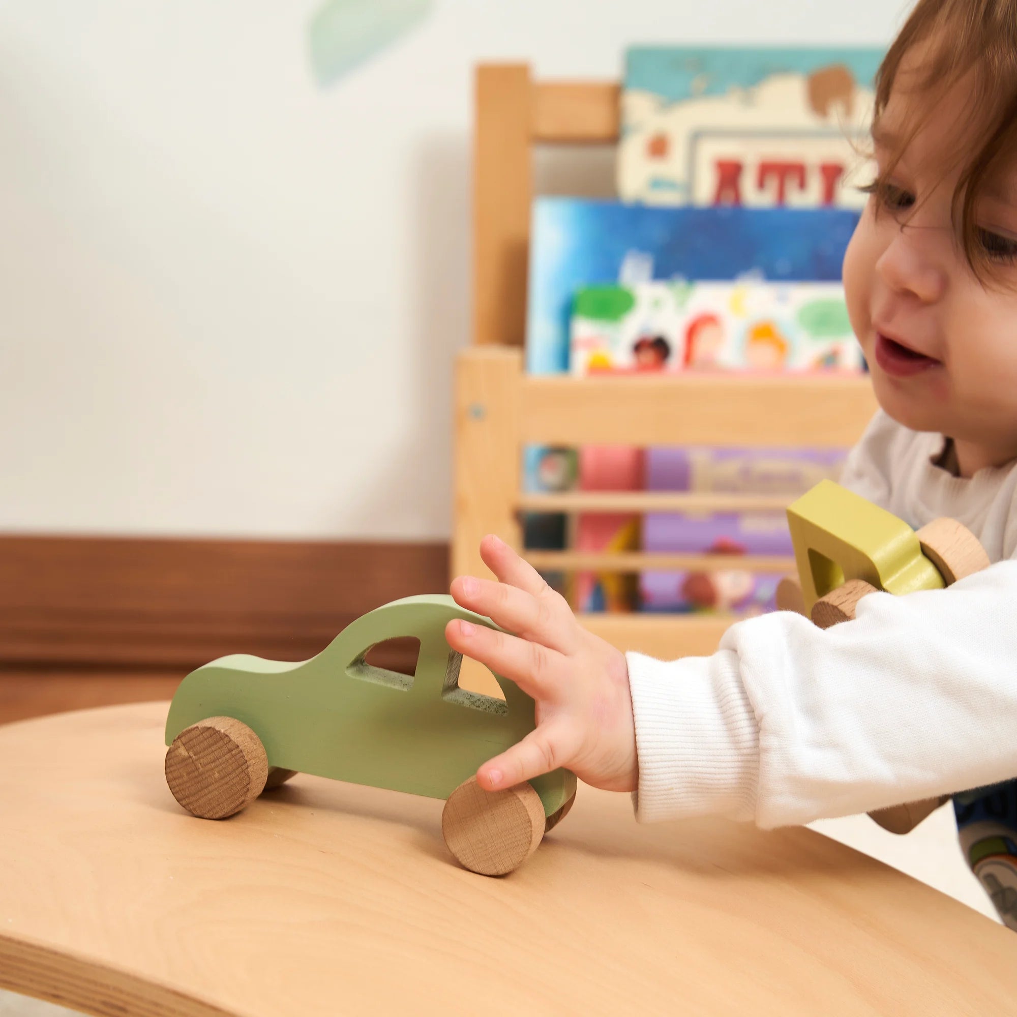 montessori-yesil-ahsap-oyuncak-araba-03.webp